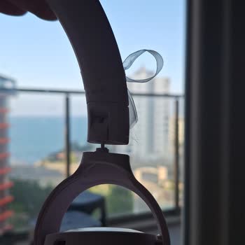 JBL Kulaklık Yerinden Çıktı Sarkıyor