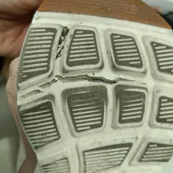 Skechers Ayakkabının Tabanında Beklenmedik Yarıklar