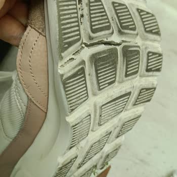 Skechers Ayakkabının Tabanında Beklenmedik Yarıklar