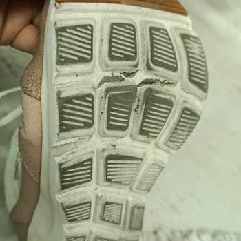 Skechers Ayakkabının Tabanında Beklenmedik Yarıklar