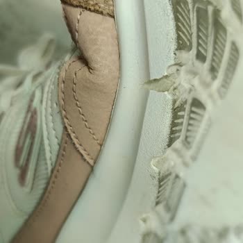 Skechers Ayakkabının Tabanında Beklenmedik Yarıklar