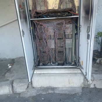 Türk Telekom Trafosu Kapakları Açık