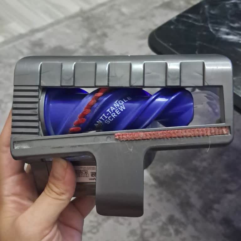 Dyson V12 Süpürgemin Koltuk Süpürme Aparatının Süngeri Koptu
