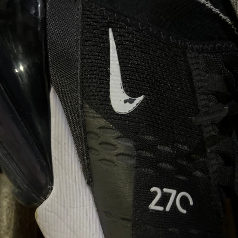 Nike Ayakkabı Amblem Silindi