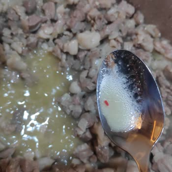 Migros'tan Alınan Kuşbaşı Kuzu Etinde Kırmızı Plastik Parçaları Çıktı