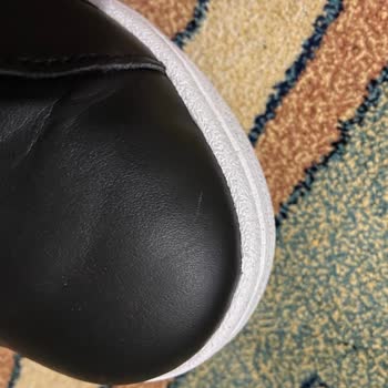 In Street Ayakkabının Deforme Gönderilmesi Ve Uç Kısmındaki Çatlakların Oluşması