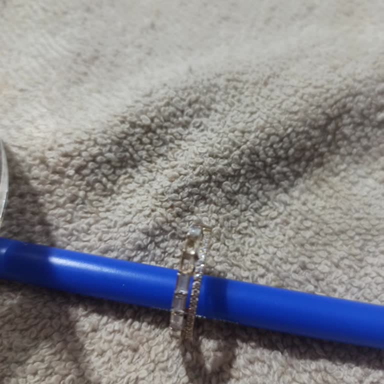 Gülaylar Yüzüğün Sürekli Taşlarının Düşmesi