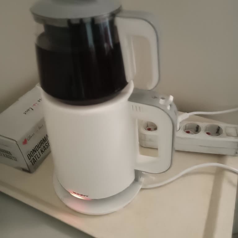 Sunny Çaycı Su Yüzeyinde Kireç Birikmesi