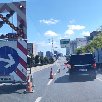 İBB - İstanbul Büyükşehir Belediyesi İstanbul'da Trafik Çilesi: Köprülü Kavşak Çalışması Mağduriyeti