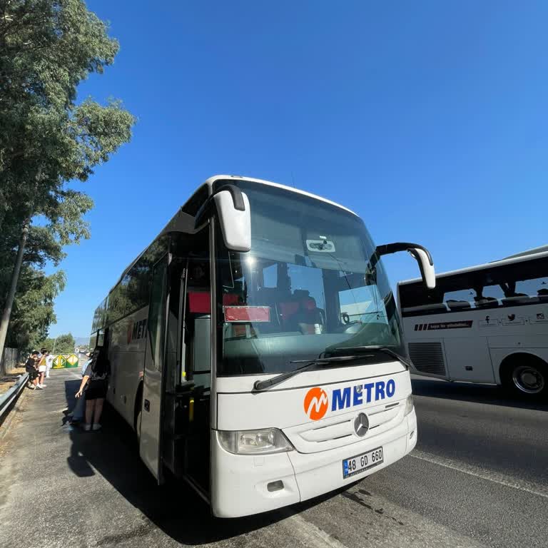 Metro Turizm Bozuk Otobüs Yüzünden 3 Saatlik Yol Kenarında Bekledik