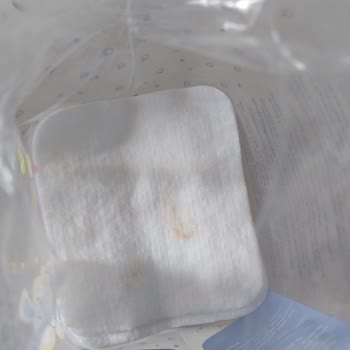 Ebebek Baby Me Bebek Temizleme Pamuğunda Lekeler