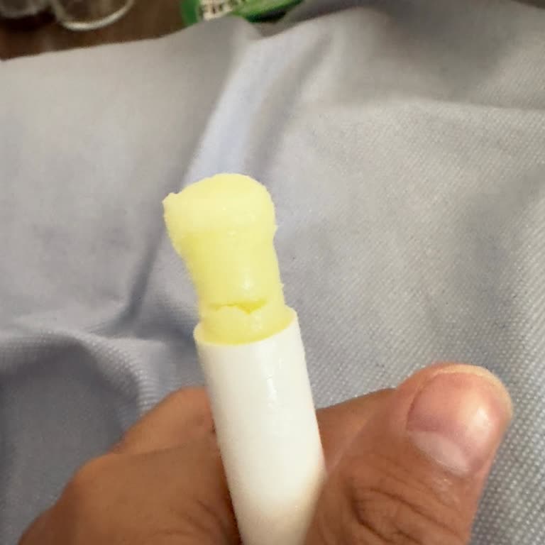 Nivea Dudak Kremi Erimiş Akışkan Yapısı Var