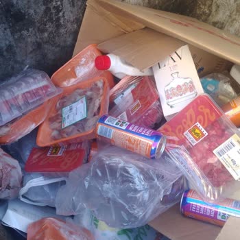 A101 Mağazasının Çöp Konteynerine Et Atması Rahatsızlık Veriyor