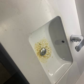 Vega Outlet Eskişehir Eskişehir Vega AVM Tuvalet Temizlenmemesi