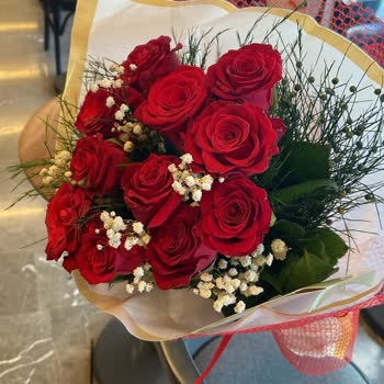 Çiçek Sepeti Tanımadığım Birinden Israrla Gelen Hediye Paketlerini