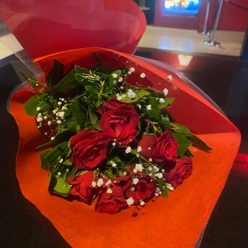 Çiçek Sepeti Tanımadığım Birinden Israrla Gelen Hediye Paketlerini