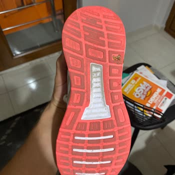 adidas Kullanılmış Ayakkabı Yollandı