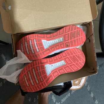 adidas Kullanılmış Ayakkabı Yollandı