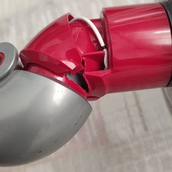 Dyson V15 Mobilya Altı Adaptörü Kırılması