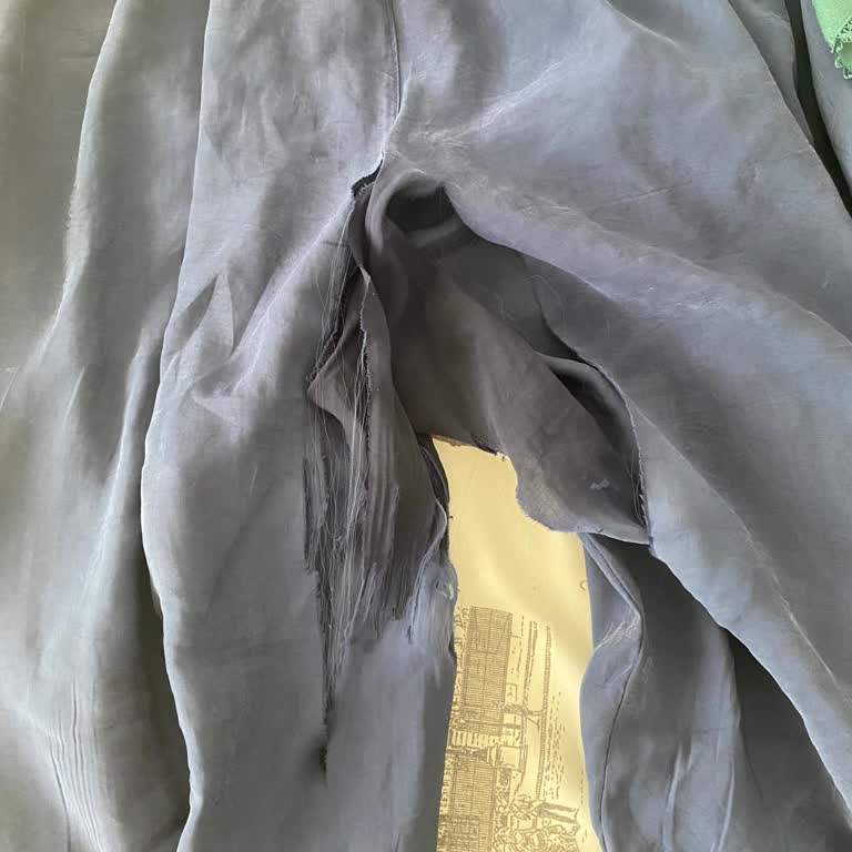 Mavi Limon Giyim Mavi Limon Pantolon Üzerimde Parçalandı