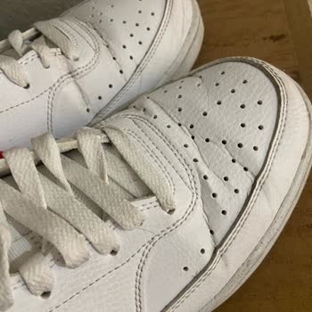 In Street Nika Ayakkabısının Arkasında Durmuyor