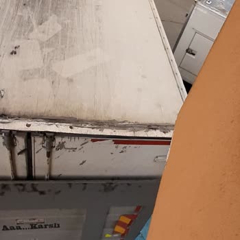 A101 Kamyonları Balkonumuza Zarar Veriyor Ve Sorunumuz Çözülmüyor