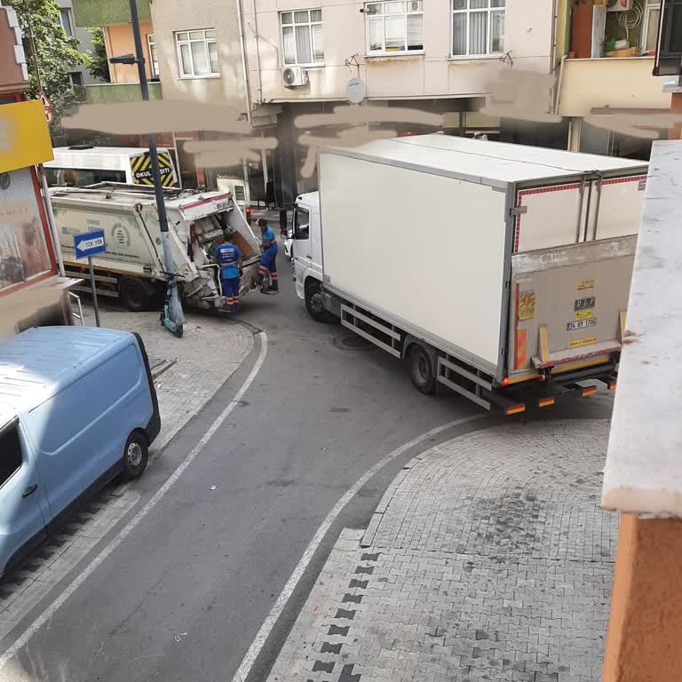 A101 Kamyonları Balkonumuza Zarar Veriyor Ve Sorunumuz Çözülmüyor