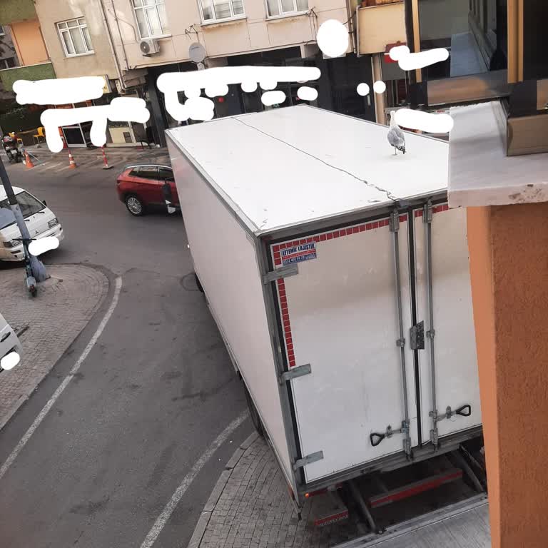 A101 Kamyonları Balkonumuza Zarar Veriyor Ve Sorunumuz Çözülmüyor