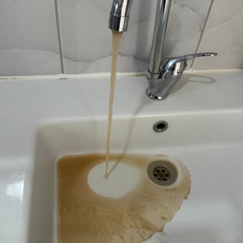 Deski Çeşmeden Çamur Akıyor