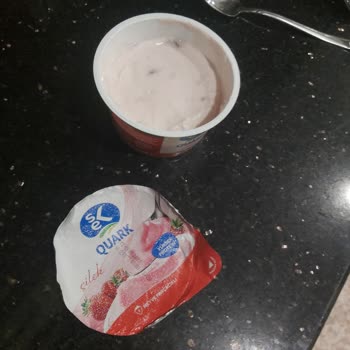 Sek Quark Çilekli Peynirden Kıl Çıktı
