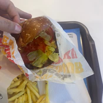 Burger King'de Derdimizi Anlatamadan Arkalarını Döndüler