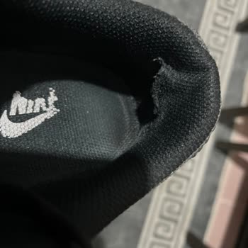 Nike Air Max 90 Ayakkabının Bilek Kısmı Açılıyor