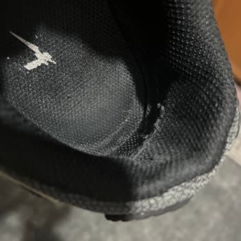 Nike Air Max 90 Ayakkabının Bilek Kısmı Açılıyor