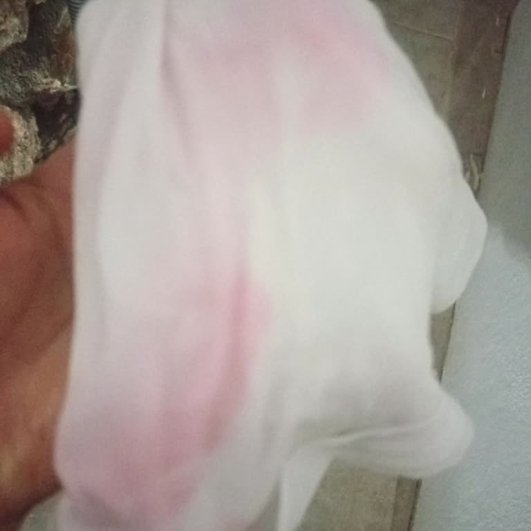 Domestos Beyaz Tişörtü Pembe Yaptı