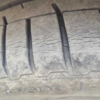 Petlas Lastik 2. Senesinde Her Yeri Çatladı