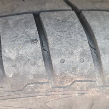 Petlas Lastik 2. Senesinde Her Yeri Çatladı