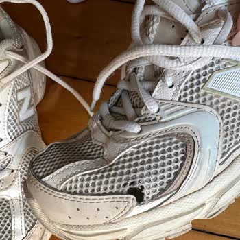 New Balance 530 Löcher nach kurzer Tragedauer