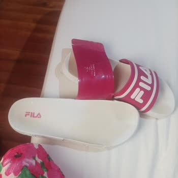 Kalitesiz Fila Terlik