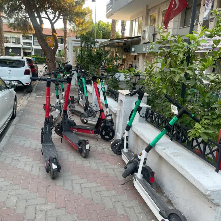 Martı Apartmanın Duvarına Park Eden 6 Scoter