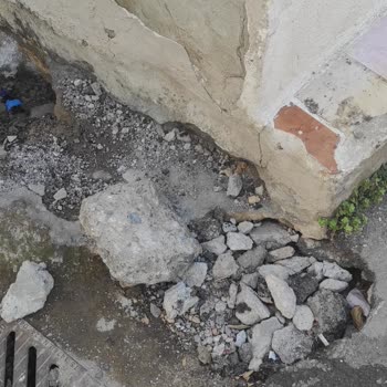 İzmir Büyükşehir Belediyesi Sürekli Su Patlakları Ve Yetersiz Çözüm