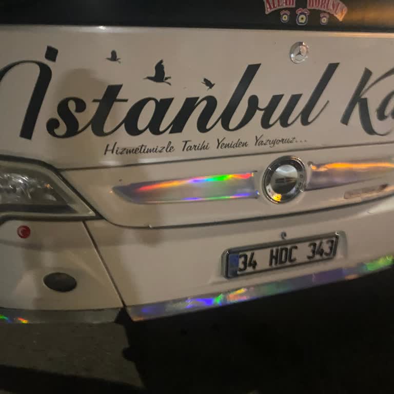 İstanbul Kalesi Seyahat Gece Seferinde Geç Gelen Ve Tehlikeli Sürüş Yapan Otobüs