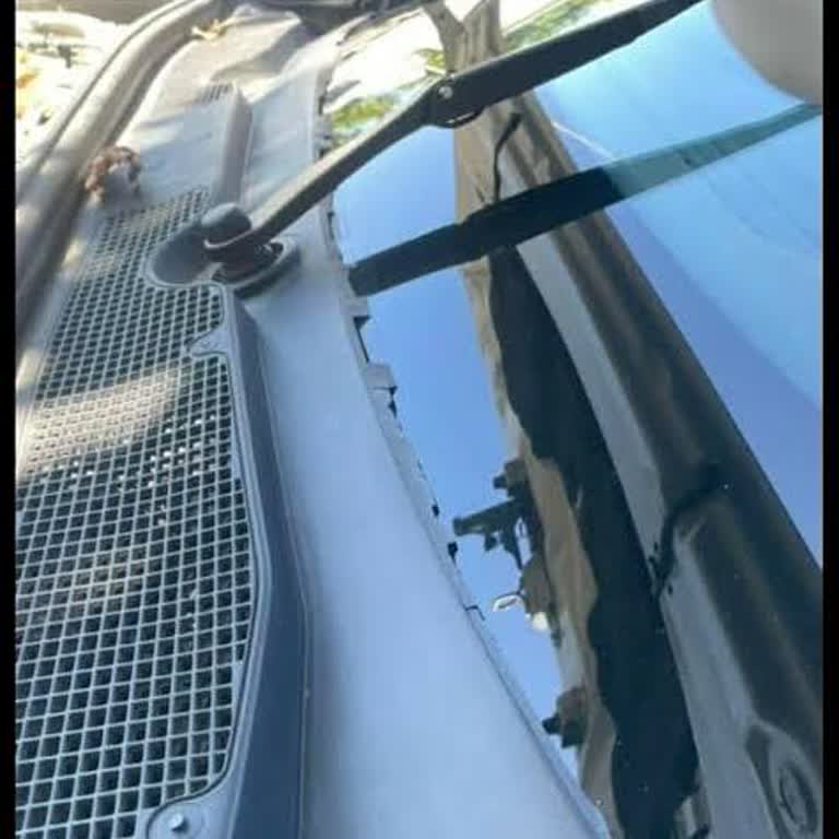 Renault Aracımın Ön Cam Bakaliti Çürüdü.