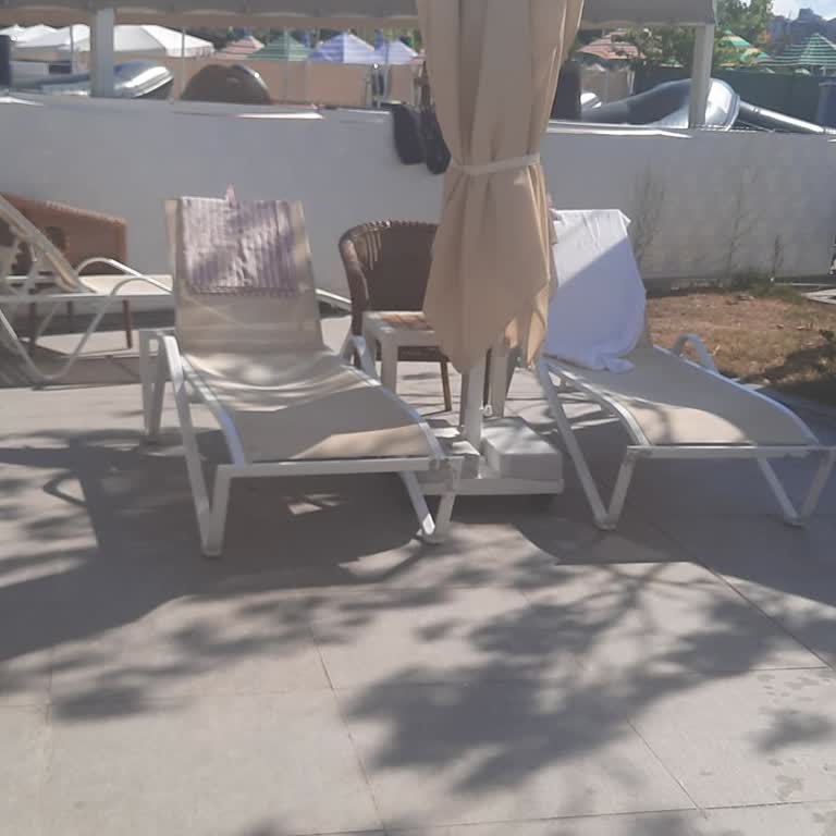 Fenerbahçe Spor Kulübü Havuz Basında Tutulan Şezlonglar