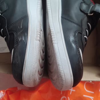 FLO Ayakkabı FLO Çocuk BJK Ayakkabısını Kullanılmış Ve Deforme Olarak Gönderdi.