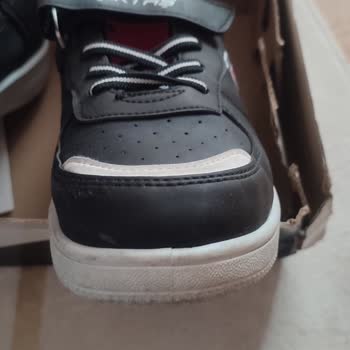 FLO Ayakkabı FLO Çocuk BJK Ayakkabısını Kullanılmış Ve Deforme Olarak Gönderdi.