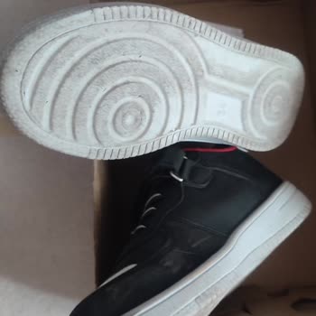 FLO Ayakkabı FLO Çocuk BJK Ayakkabısını Kullanılmış Ve Deforme Olarak Gönderdi.