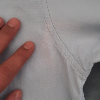 Mavi Gömlek Koltuk Altı Renk Veriyor