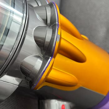 Dyson V12 Süpürgenin Kenarlarının Soyulması