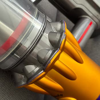 Dyson V12 Süpürgenin Kenarlarının Soyulması