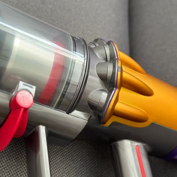 Dyson V12 Süpürgenin Kenarlarının Soyulması